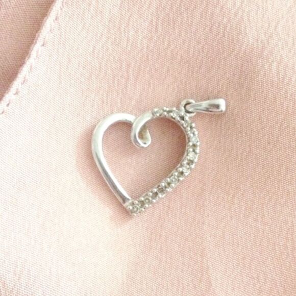 10k White Gold Pavé Heart Pendant